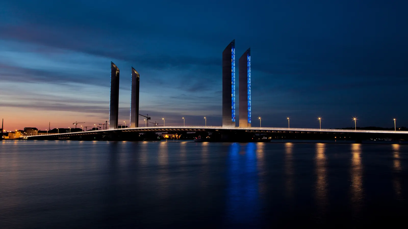 Le pont Chaban-Delmas et la Garonne, vers la rive droite de Bordeaux
