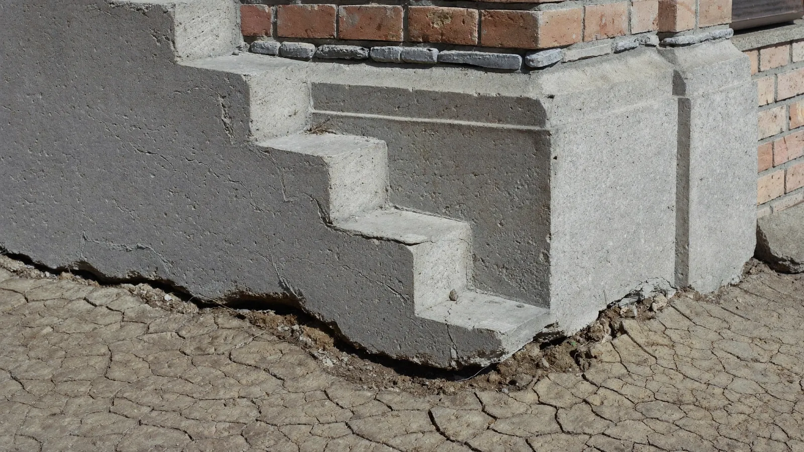 Fissure en escalier sur un mur de maison due au retrait-gonflement des argiles