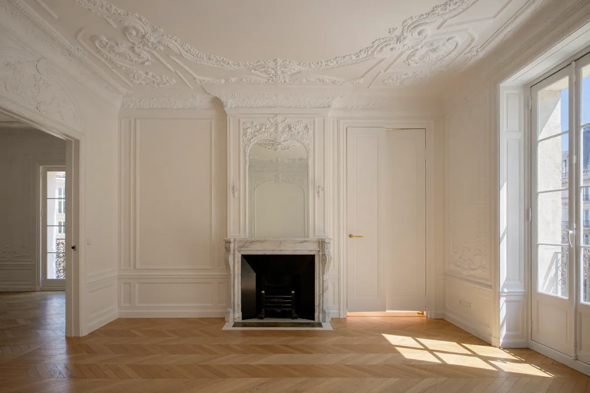 Salon d'un appartement ancien bordelais avec moulures et parquet, immeuble XVIIIe