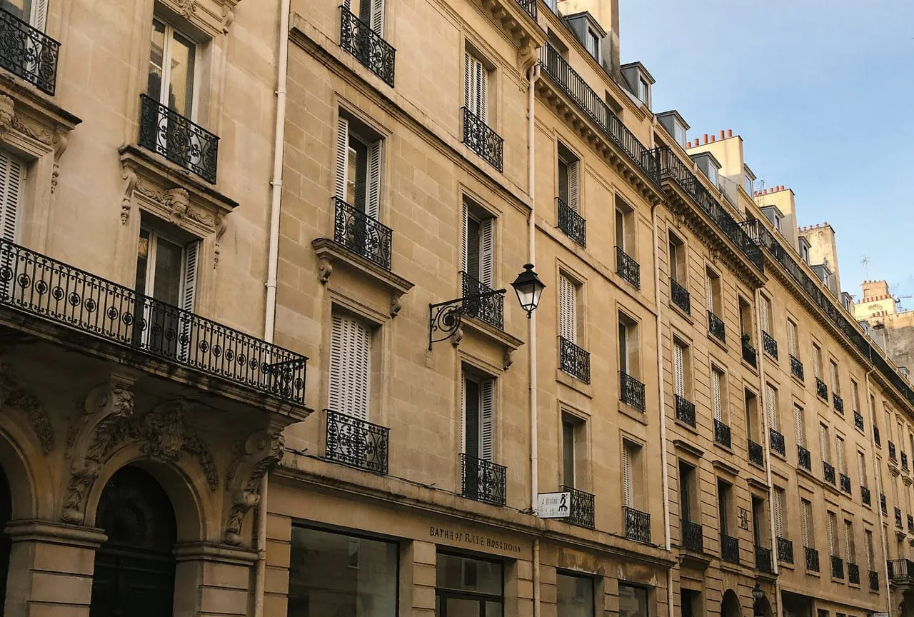 Rue de Bordeaux bordée de façades en pierre de taille blonde du XVIIIe siècle